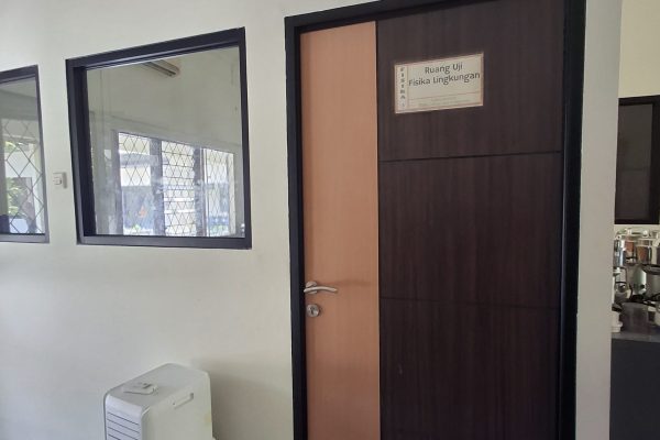 Salinan pintu lab lingkungan